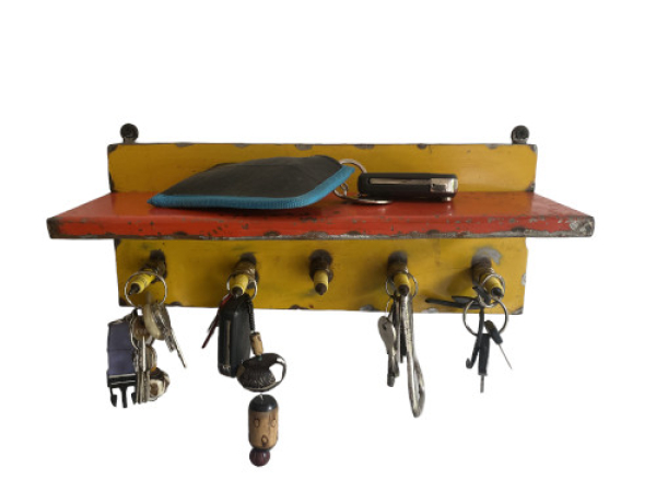 Upcycling Ablage mit 5 Schlüsselhaken aus Zündkerzen